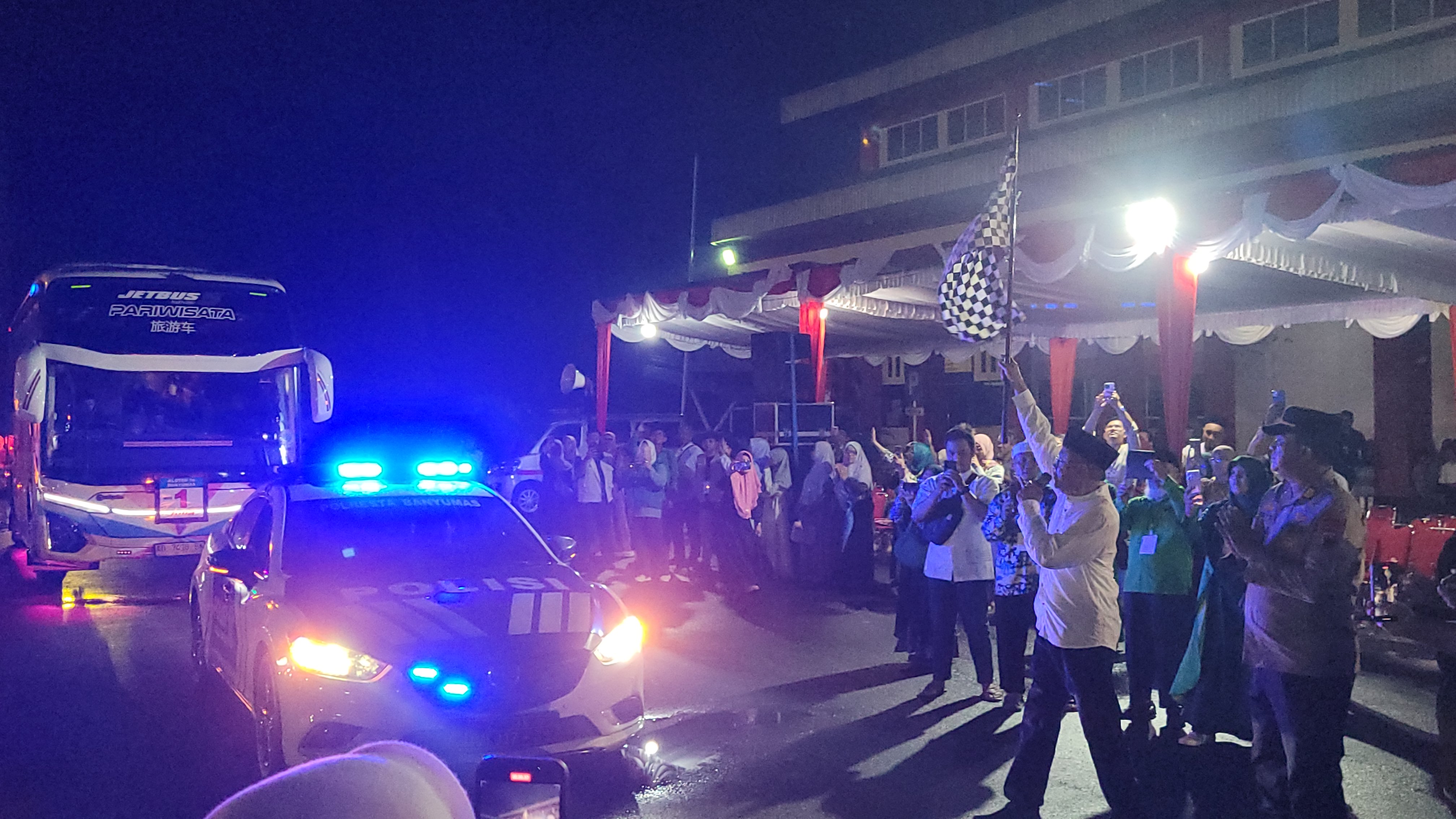 Bupati Sadewo Lepas Calon Jemaah Haji Banyumas Kloter 74 