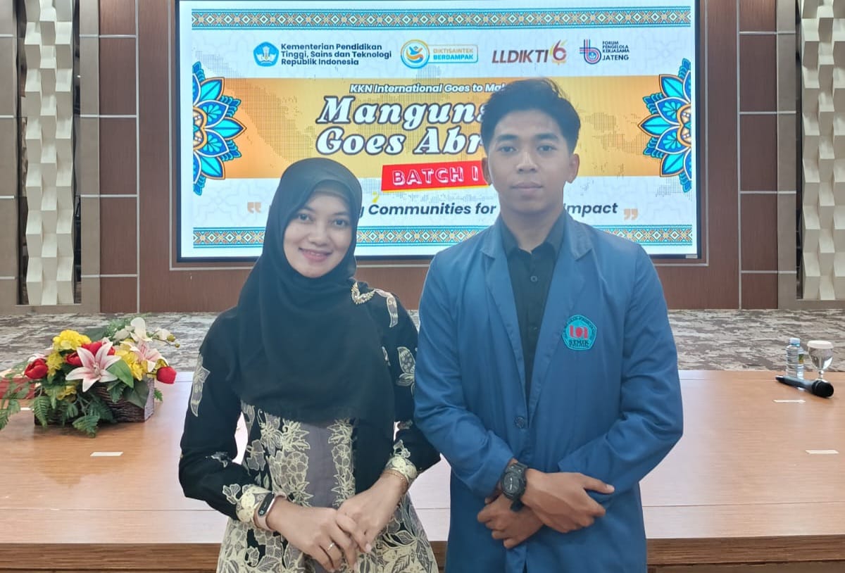 Alfian Hidayat Mahasiswa Prodi Teknik Informatika bersama Wakil Ketua Bidang Kerjasama dan Internasional STIMIK Widya Utama Purwokerto, Rianti Yunita Kisworini, S.Pd, M.Kom