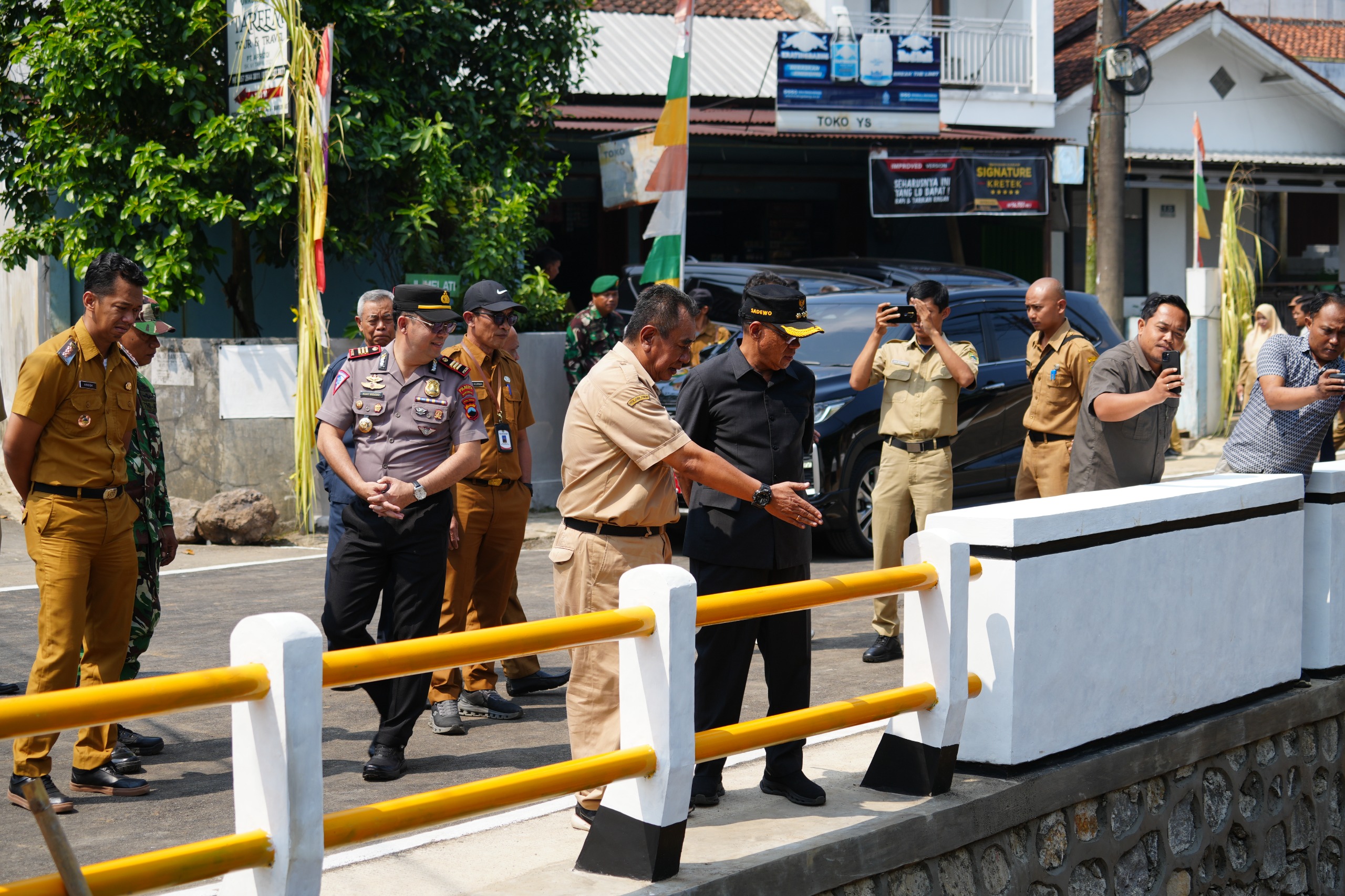 Bupati Banyumas Sadewo Tinjau Akhir Pekerjaan Akses Jembatan Jalan Prompong-Ketenger