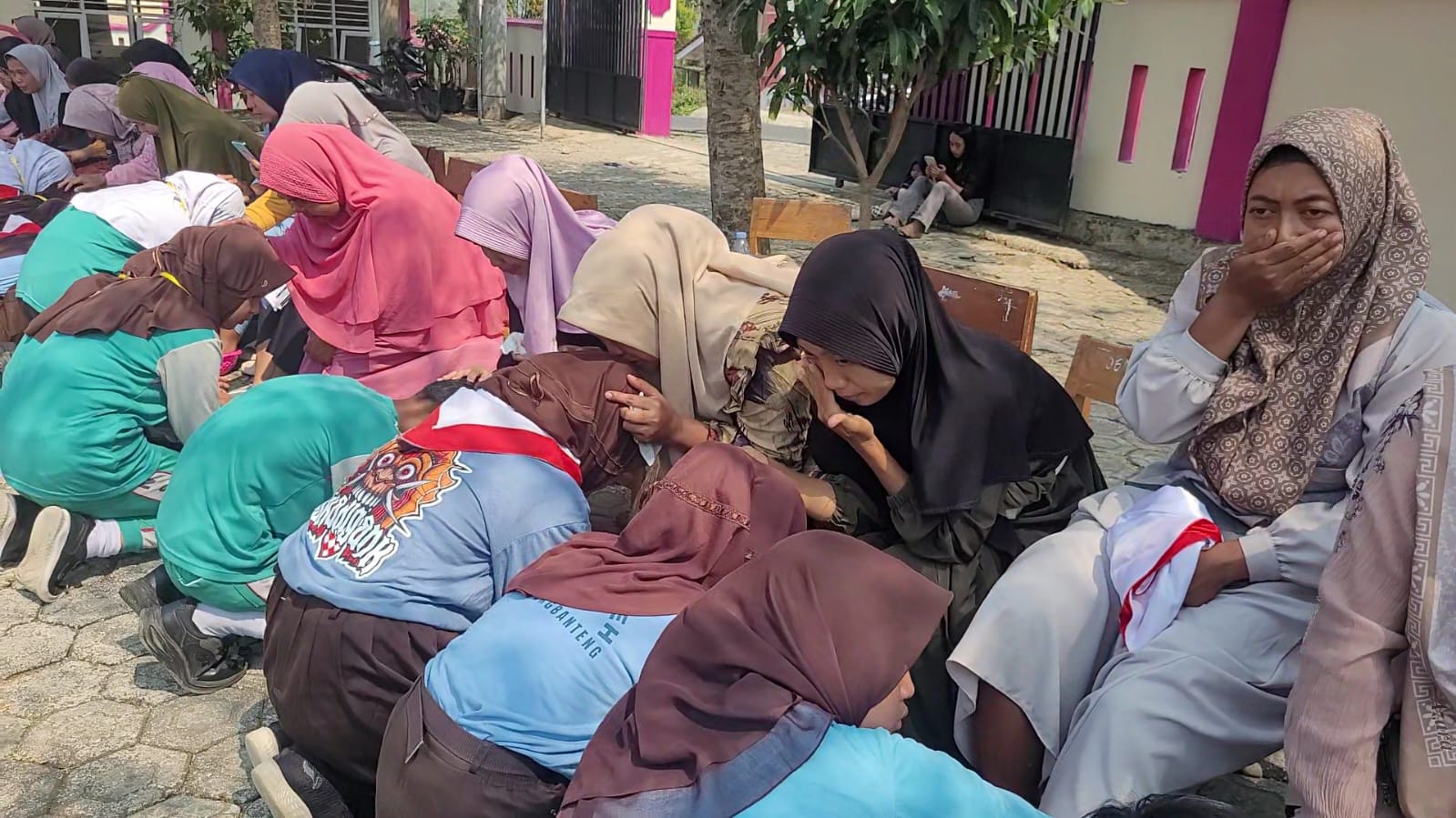 Tangis Haru Warnai Penutupan MPLS SMPN 4 Kedungbanteng, Siswa Lakukan Sungkeman dan Pelepasan Balon Cita-cita