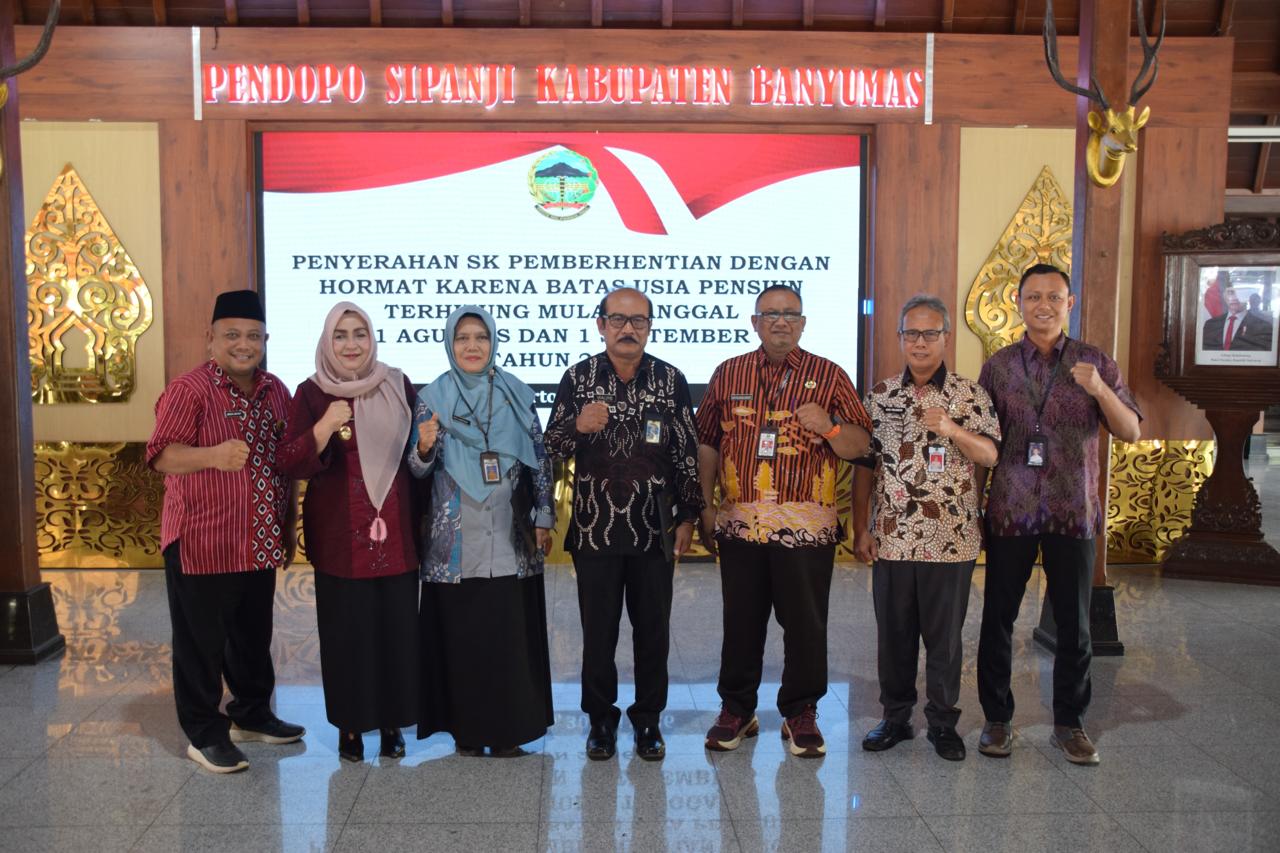 Wabup Lintarti Serahkan 103 SK Pensiun ASN Pemkab Banyumas