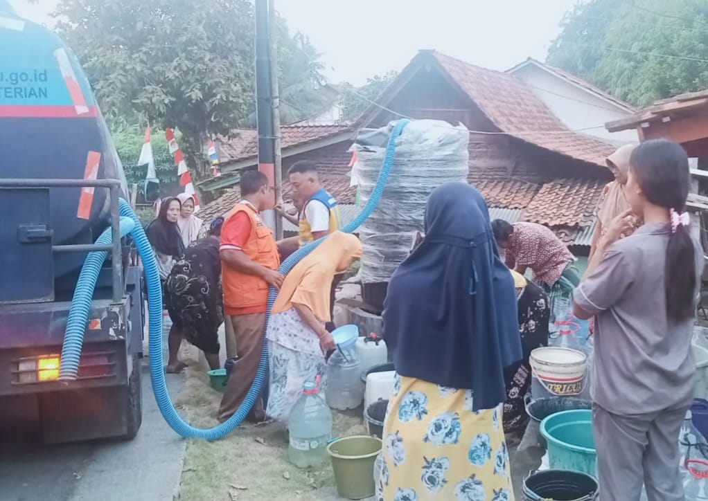 Pramuka Peduli Kwarran Lumbir Bersama BWS Citanduy Salurkan Bantuan Air Bersih