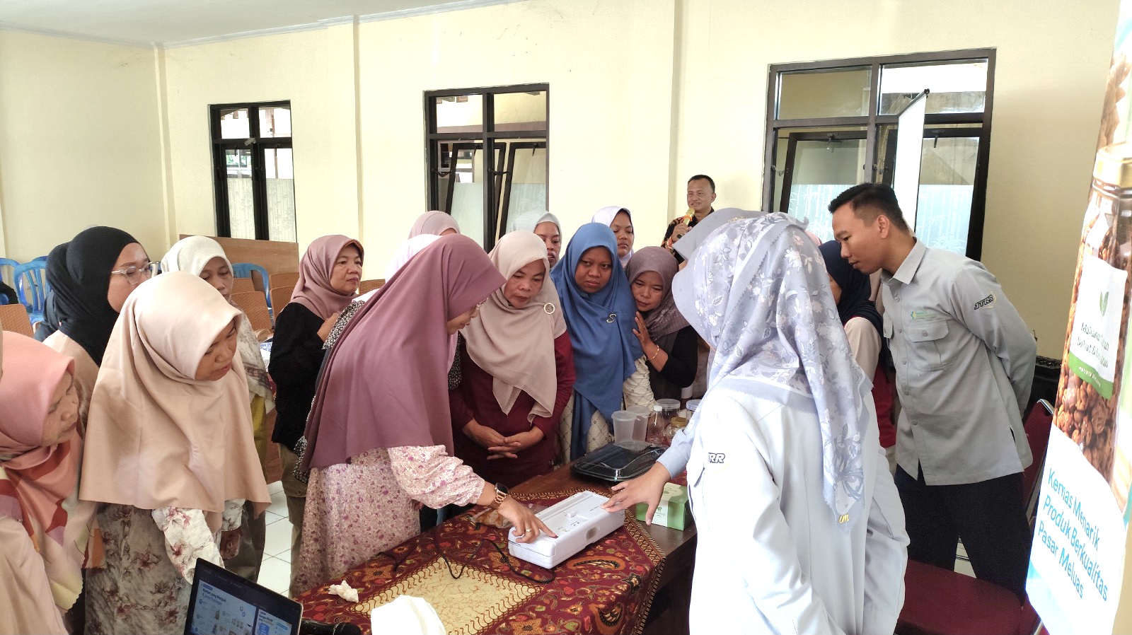 Poltekkes Kemenkes Semarang Bekali Pelaku UMKM Karanggintung Cara Pengemasan dan Pemasaran Produk Makanan Olahan Sehat