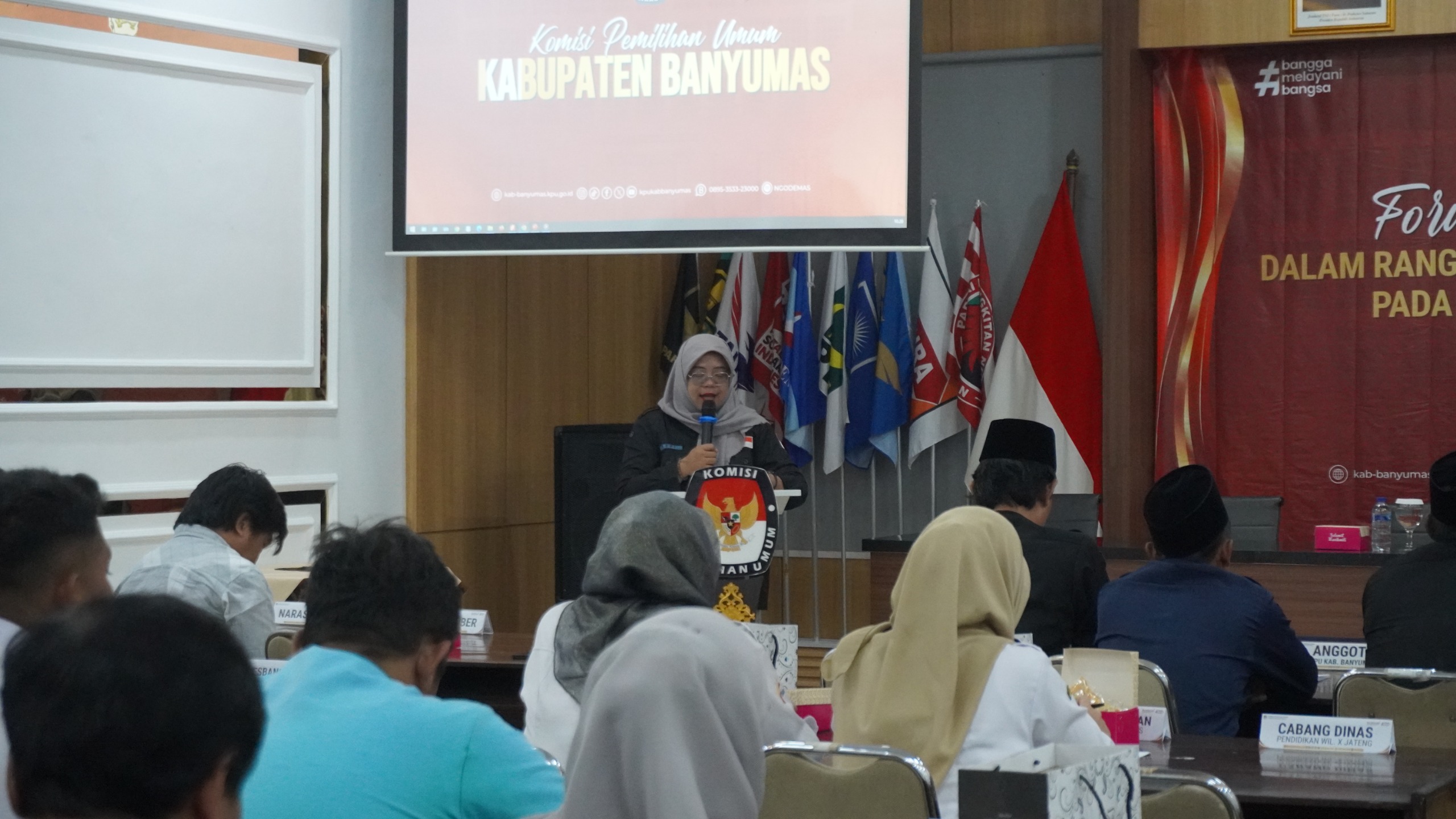 Ketua KPU Kabupaten Banyumas, Rofingatun Khasanah menyampaikan sambutan dan pembukaan kegiatan Forum Konsultasi Publik
