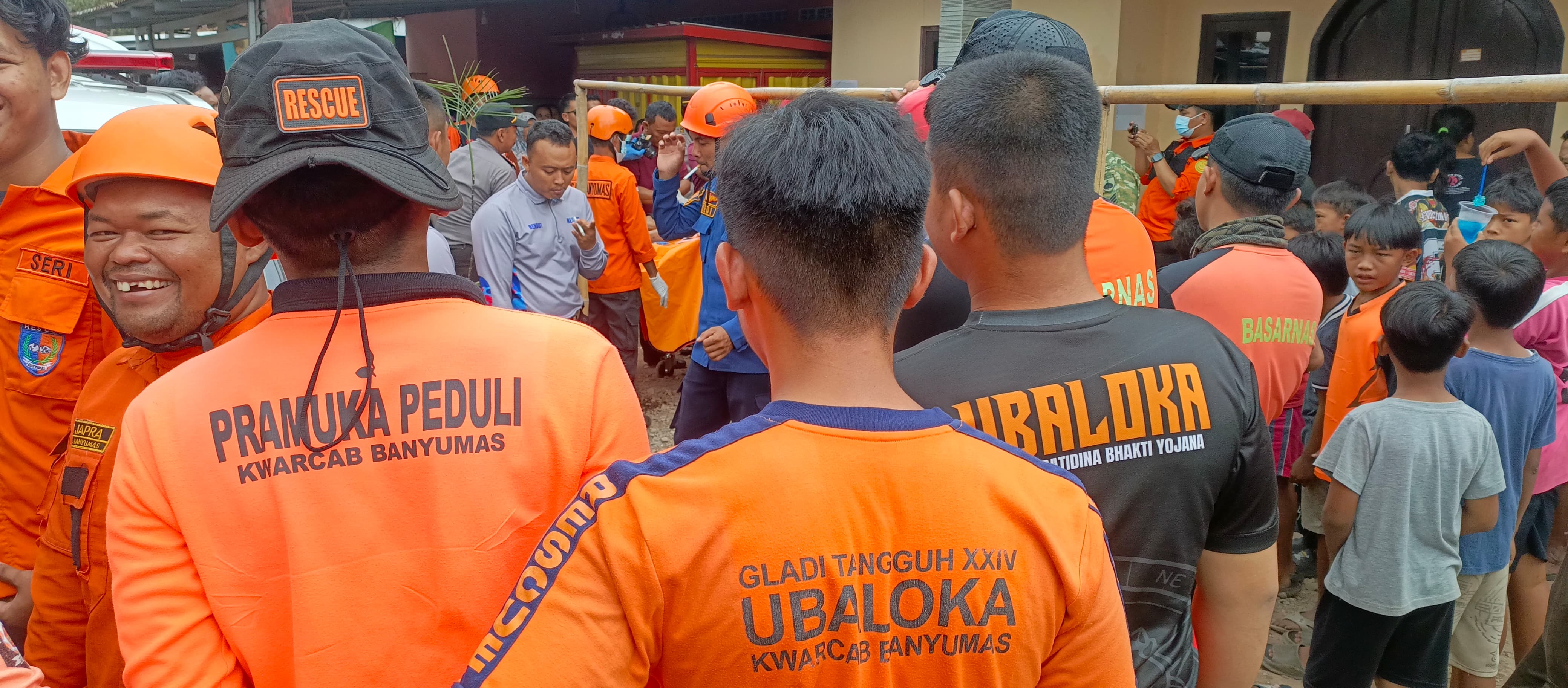 Pramuli dan UBALOKA Kwarcab Banyumas Bantu Evakuasi Penemuan Mayat di Sungai Karangsoka
