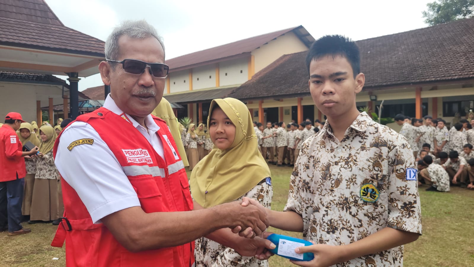 26 Siswa SMP Negeri 1 Baturraden Terima Bantuan Kacamata dari PMI Banyumas